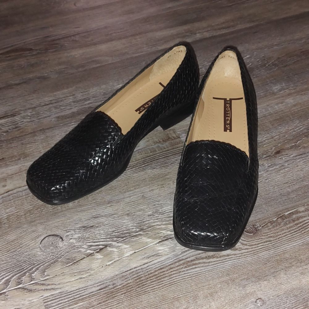 Trotters Lori black woven design women’s loafers Sz8 EUC worn once